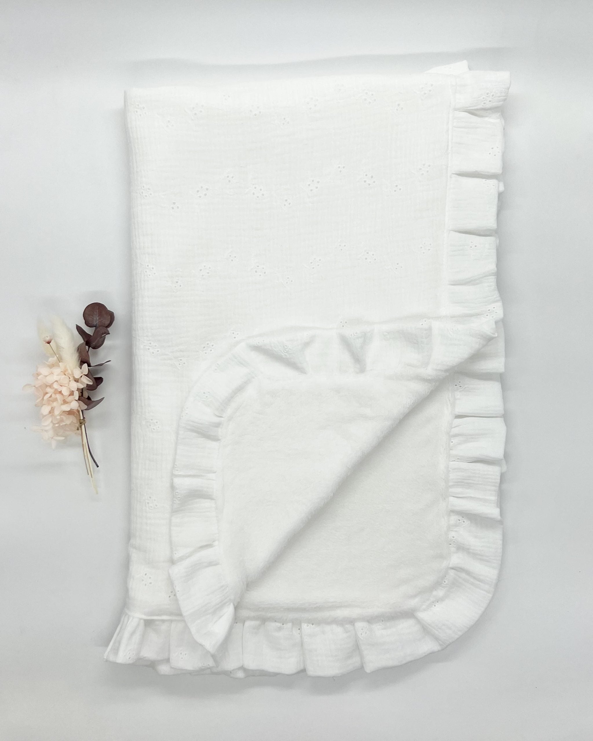 Manta invierno blanca volantes